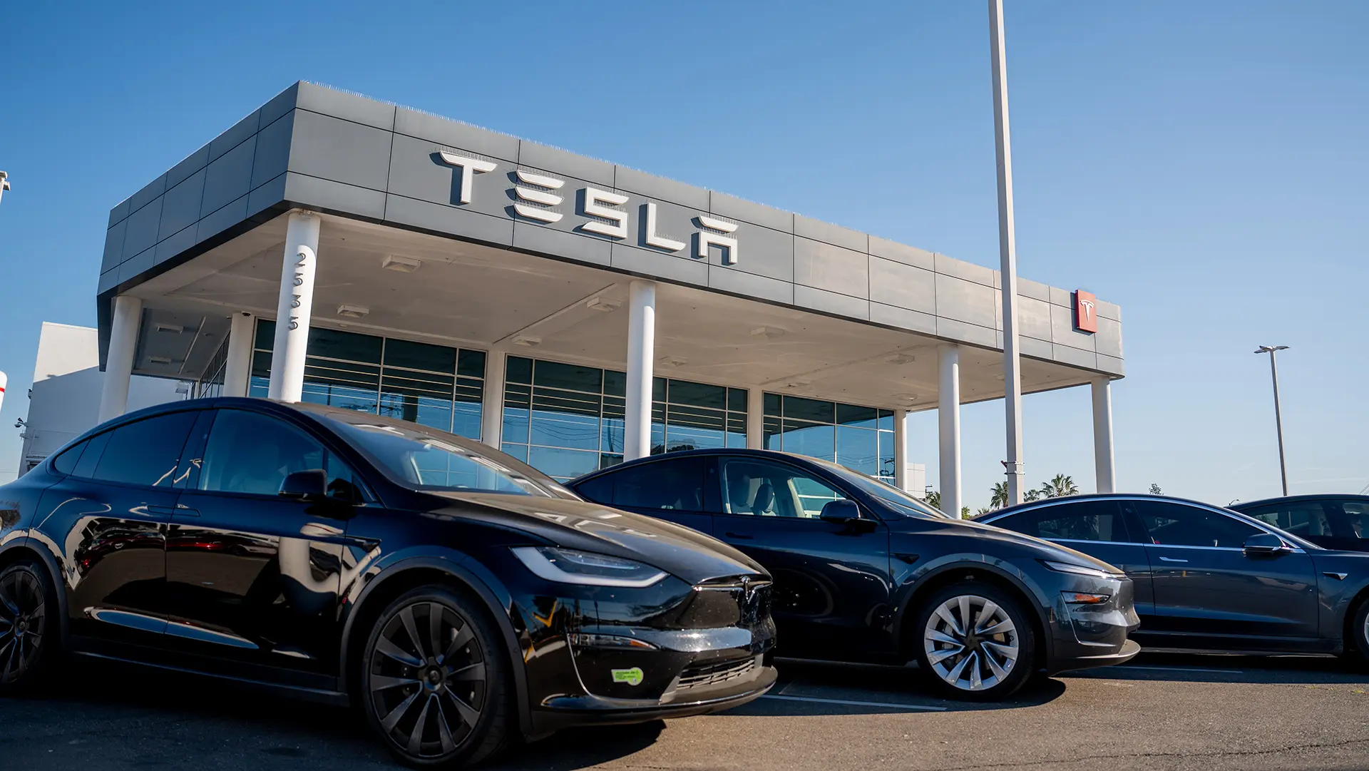 Tesla store at 2535 Arden Wy in Sacramento. Photo by Denis Akbari.