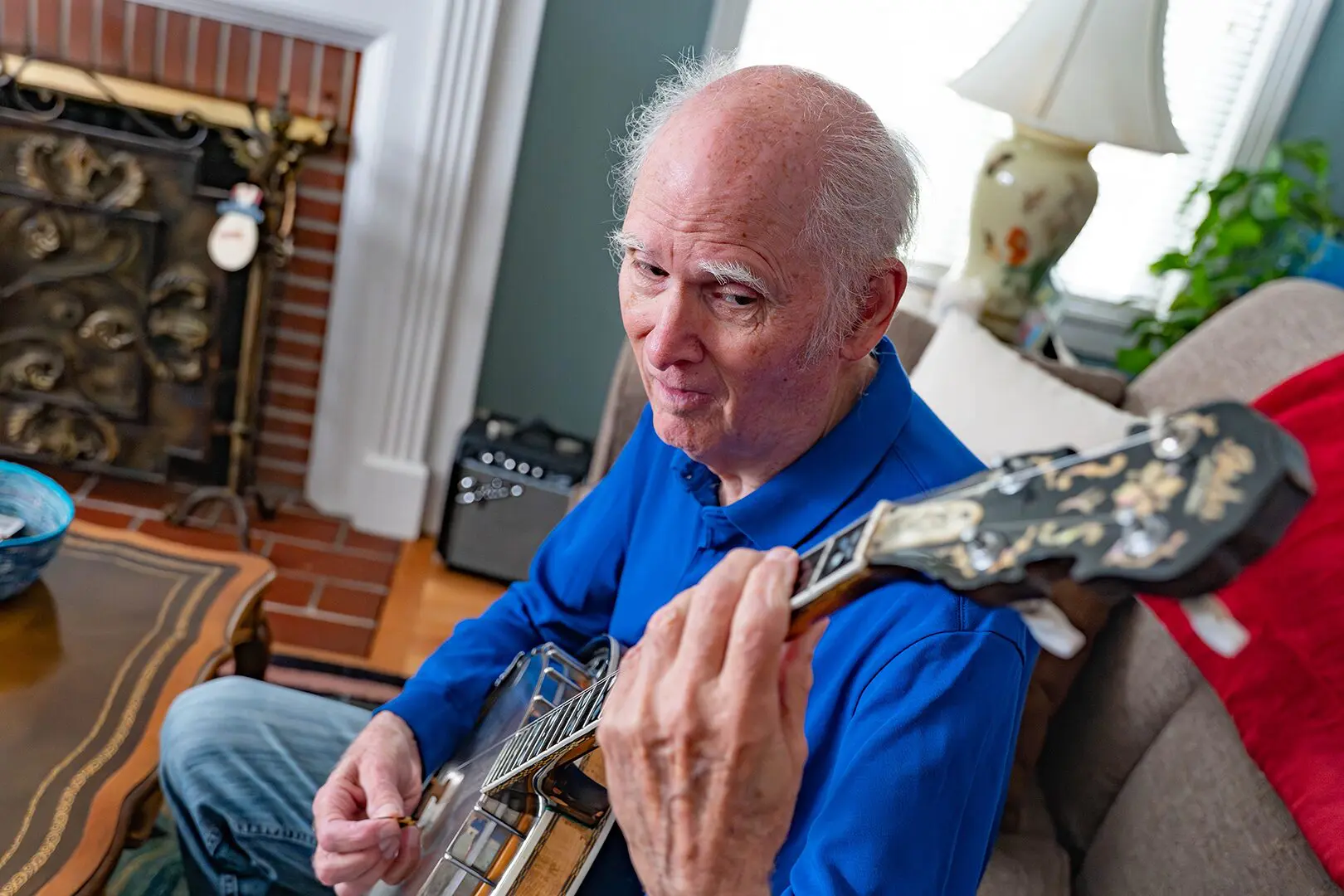 person playing banjo
