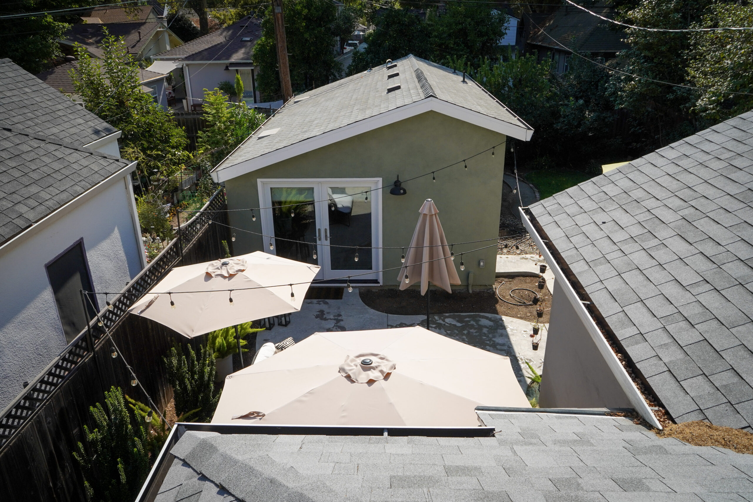 The recently completed Accessory Dwelling Unit (ADU) was constructed by contractor Dan Loesch in the Land Park neighborhood, situated on Markham Way in Sacramento.