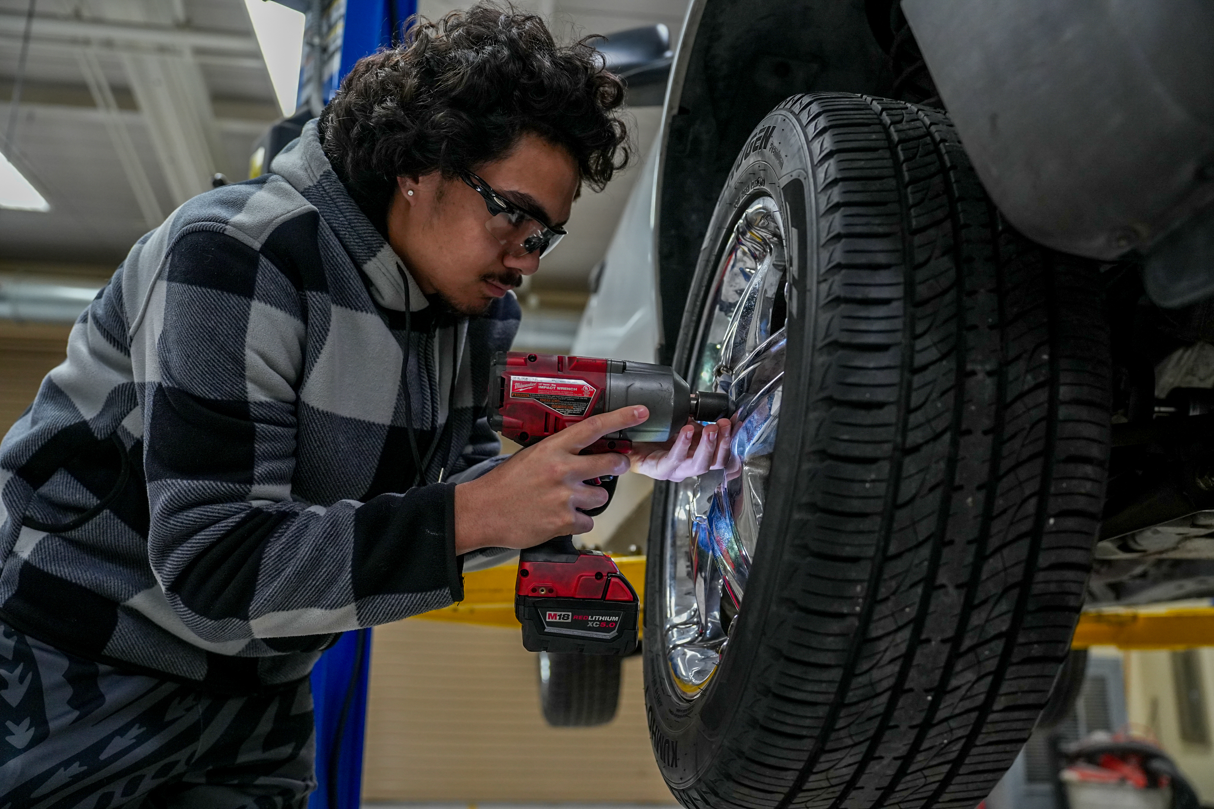 Masani Faleseu, San Juan High School student, in an automotive class taking off a tire on Jan. 20. Photo by Denis Akbari.