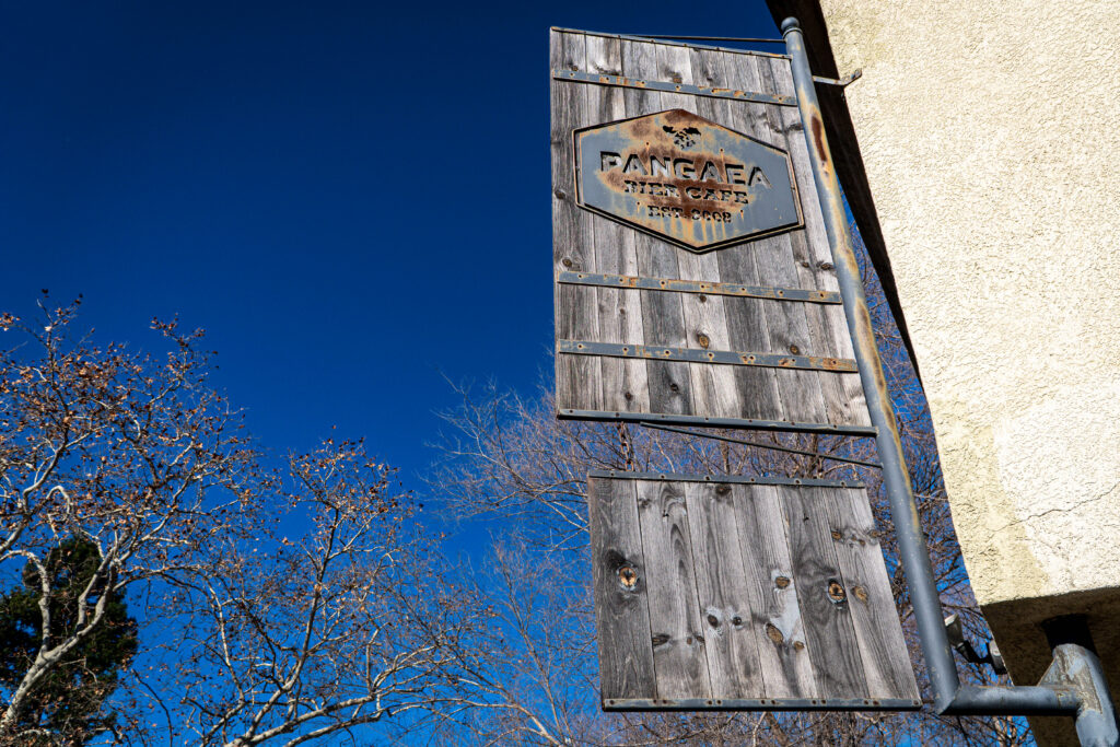 Pangaea bier cafe sign