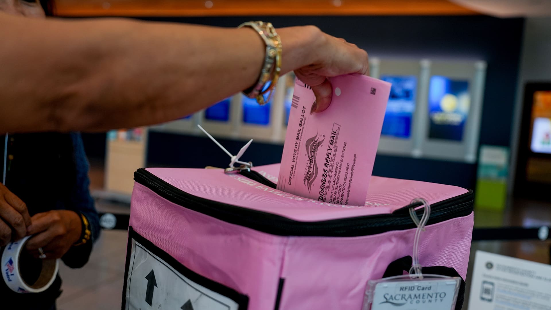 Voting center at the California Museum in Downtown Sacramento on June 2, 2026. Photo by Denis Akbari.