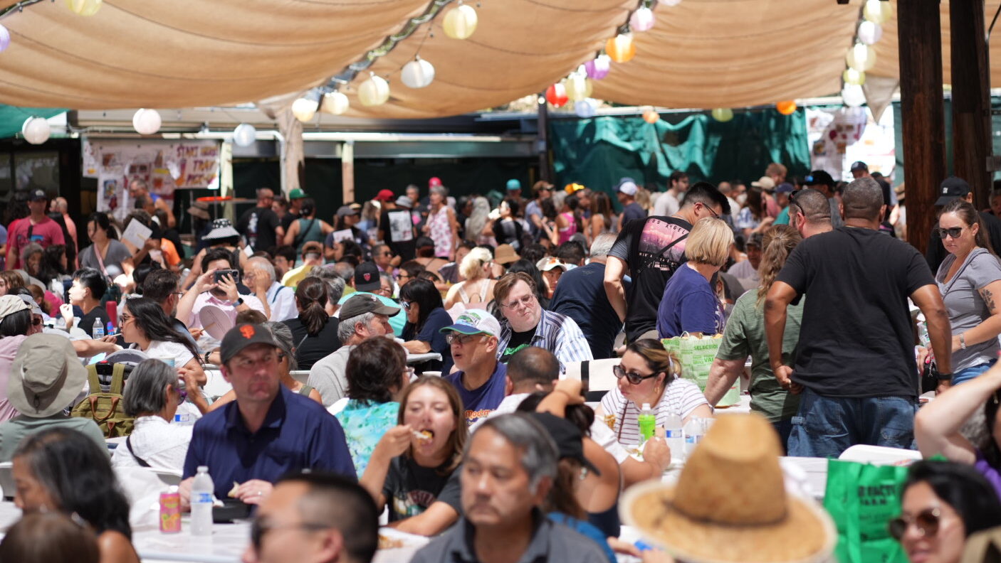 Crowd eats