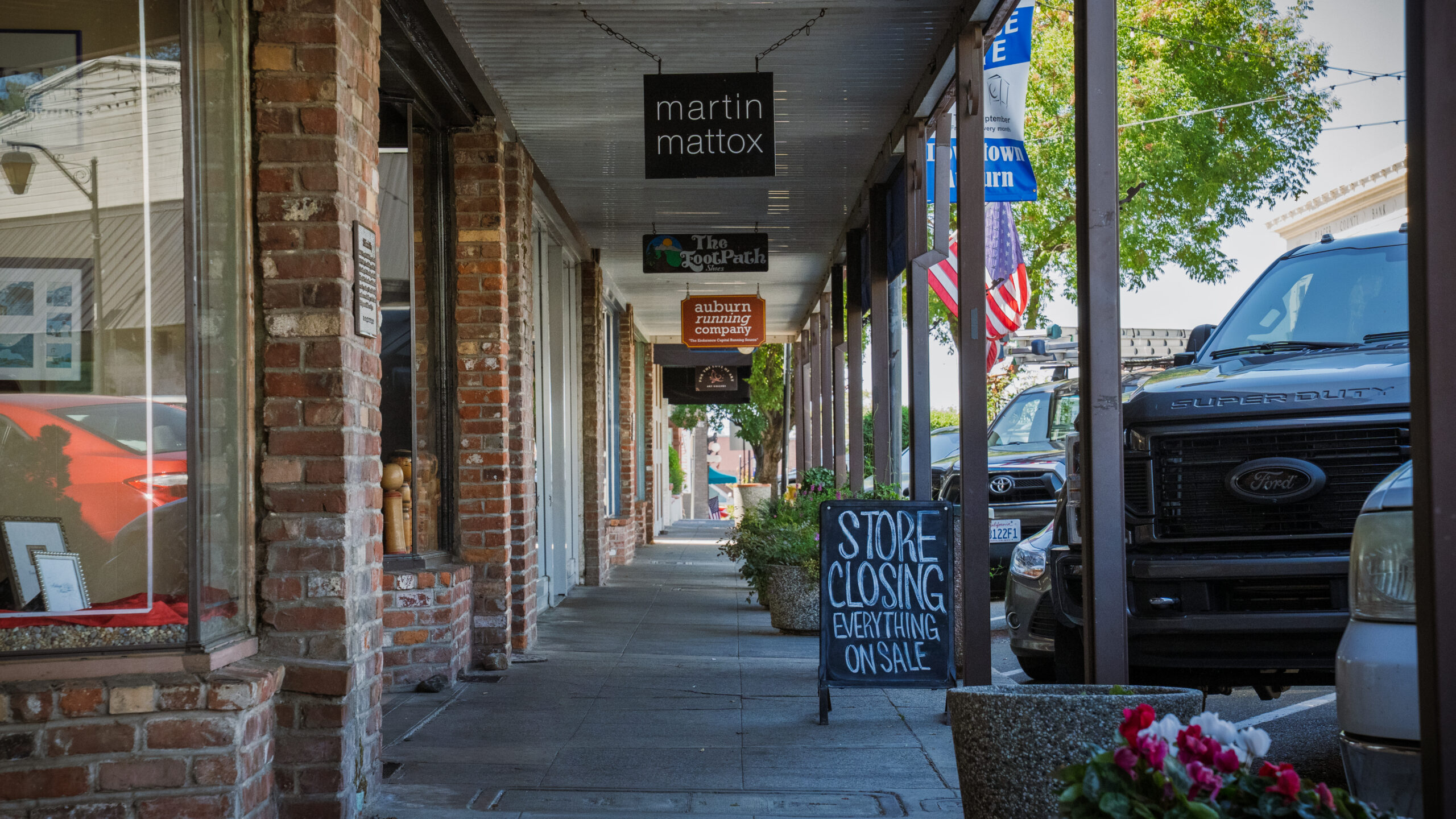 store closing sign